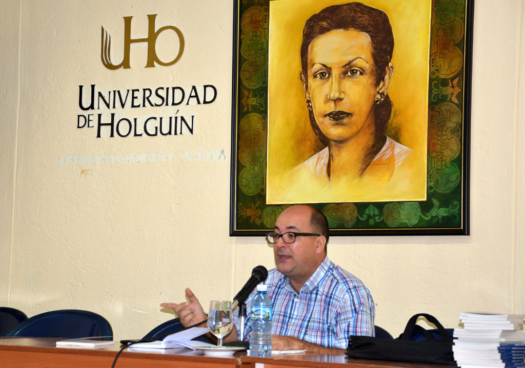 Ernesto Limia Díaz intercambió con estudiantes y trabajadores de la Universidad de Holguín sobre temas polémicos de nuestra realidad. UHO FOTO/Luis Ernesto Ruiz Martínez.