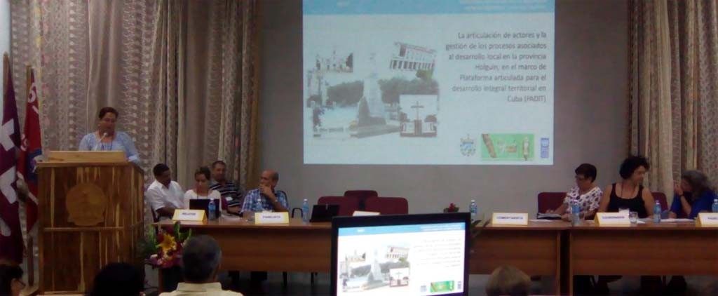 La coordinadora de PADIT en Holguín, Nevvis Moreno Moreno, presenta los avances de las iniciativas PADIT en la provincia.