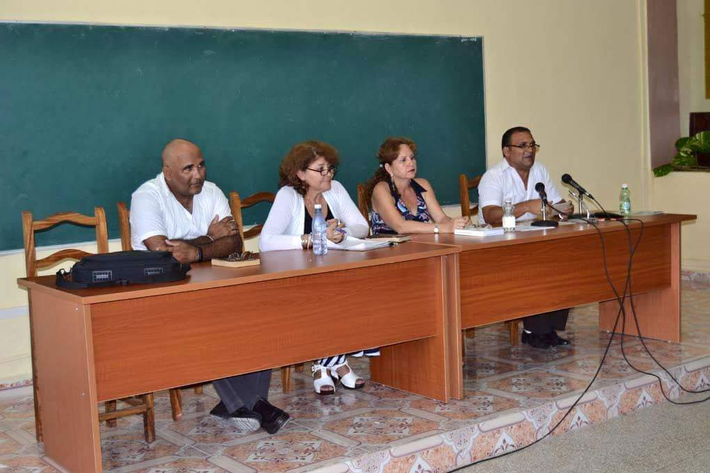 Panel por la Cultura Cubana desarrollado en la Universidad de Holguín. De izquierda a derecha en la foto: Ramón Collado, Sucelt Salazar, Marianela Rabell y Ernesto Galbán. Foto: Alexis Rodríguez Leyva.