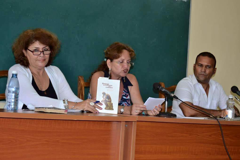 Marianela Rabell presentó el libro Pensar la cultura en cubano. Foto: Alexis Rodríguez Leyva.