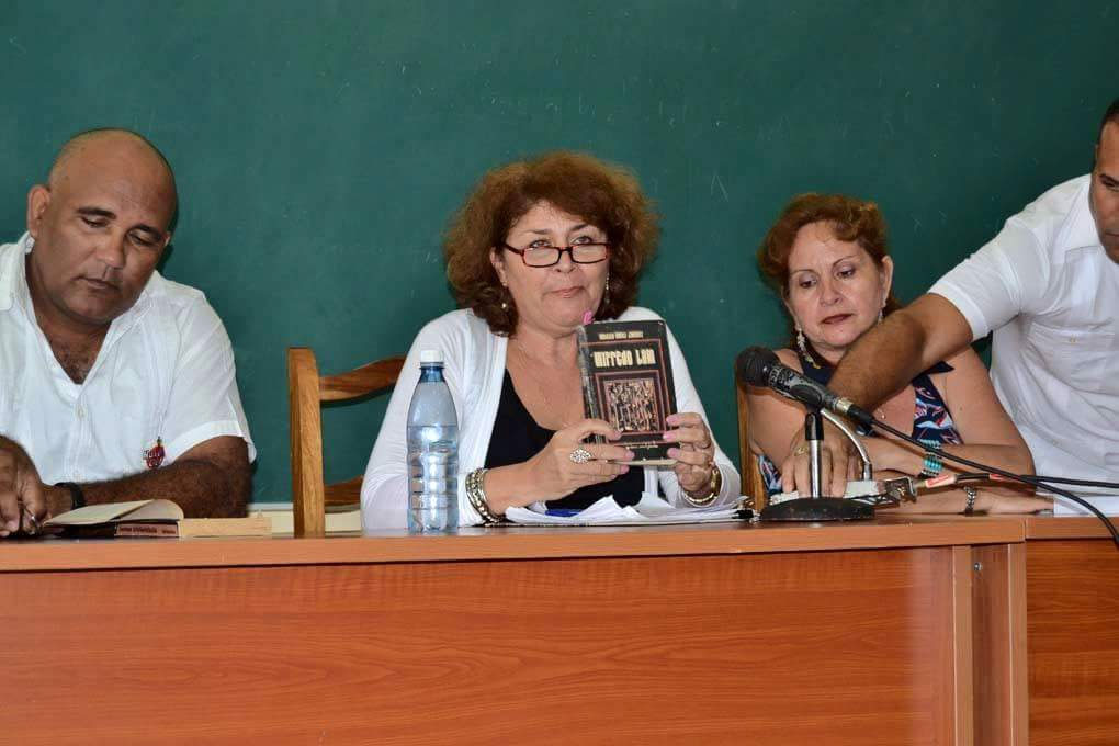 Sucelt Lucía Salazar Rosabal compartió sus impresiones sobre el libro Wifredo Lam, escrito por Antonio Núñez Jiménez. Foto: Alexis Rodríguez Leyva.