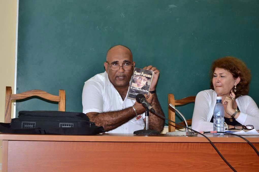 Sobre la vida y obra de Omara Portuondo es el libro que presentó Ramón Collado González. Foto: Alexis Rodríguez Leyva.