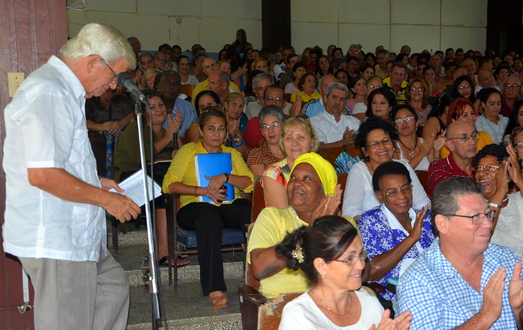 Roberto Guillermo Rodríguez Córdova, muy próximo a cumplir 80 años, recibió la felicitación de los asistentes al Claustro efectuado el 19 de octubre en la Sede José de la Luz y Caballero. UHO FOTO/Luis Ernesto Ruiz Martínez.