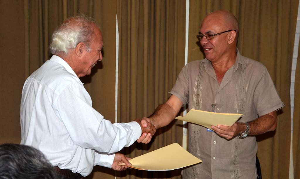 Firma de Convenio entre la Universidad de Holguín y el Centro de Investigación y Desarrollo de la Construcción (CIDC). Efectuada el 22 de noviembre de 2016 en la Sede José de la Luz y Caballero. UHO FOTO/Luis Ernesto Ruiz Martínez.