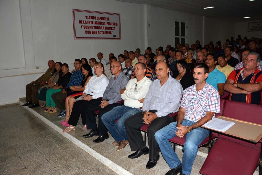 Acto de graduación del Diplomado de Gestión Empresarial y Dirección en Administración Pública, efectuado en la Escuela del Partido el 18 de noviembre de 2016. UHO FOTO/Luis Ernesto Ruiz Martínez.