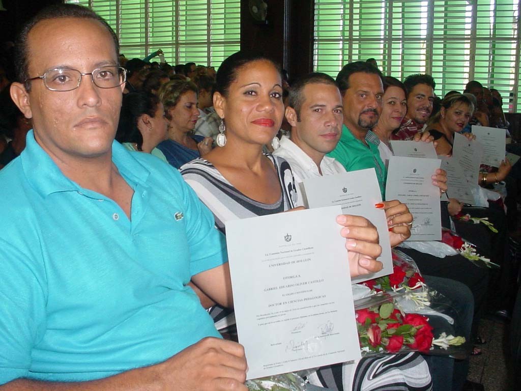 Doctores reconocidos durante el acto por el aniversario 48 de la Universidad de Holguín. UHO Foto/ Yudith Rojas Tamayo-DIRCOM.