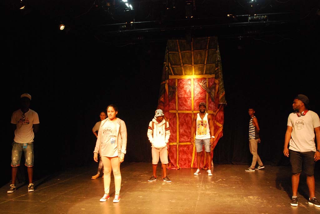 Grupo de Teatro Silpengua, integrado por jóvenes angolanos que cursan estudios en la Universidad de Holguín, fue premiado en varias categorías. UHO FOTO/Frank Cordón.
