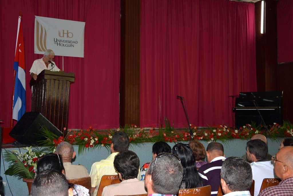 Dr.C. Roberto Rodríguez Cordova, fundador de la Universidad de Holguín, interviene en el acto por el 48 aniversario de la institución, desarrollado en la Sede José de la Luz y Caballero. UHO FOTO/Yudith Rojas Tamayo-DIRCOM.