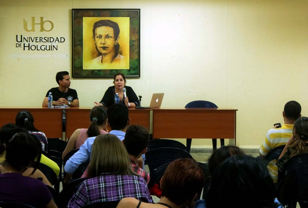 La Dr. C. Rosa Miriam Elizalde, editora de Cubadebate, sostiene encuentro con estudiantes y profesores de la Universidad de Holguín. UHO FOTO/Torralbas.