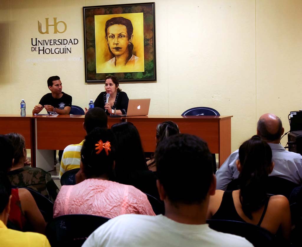 La Dr. C. Rosa Miriam Elizalde, editora de Cubadebate, sostiene encuentro con estudiantes y profesores de la Universidad de Holguín. UHO FOTO/Torralbas.