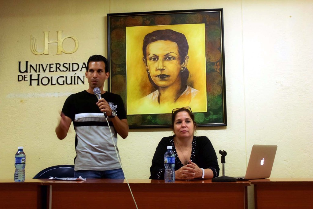 La Dr. C. Rosa Miriam Elizalde, editora de Cubadebate, junto a Luis Felipe Maldonado, profesor de periodismo, sostienen encuentro con estudiantes y profesores de la Universidad de Holguín. UHO FOTO/Torralbas.