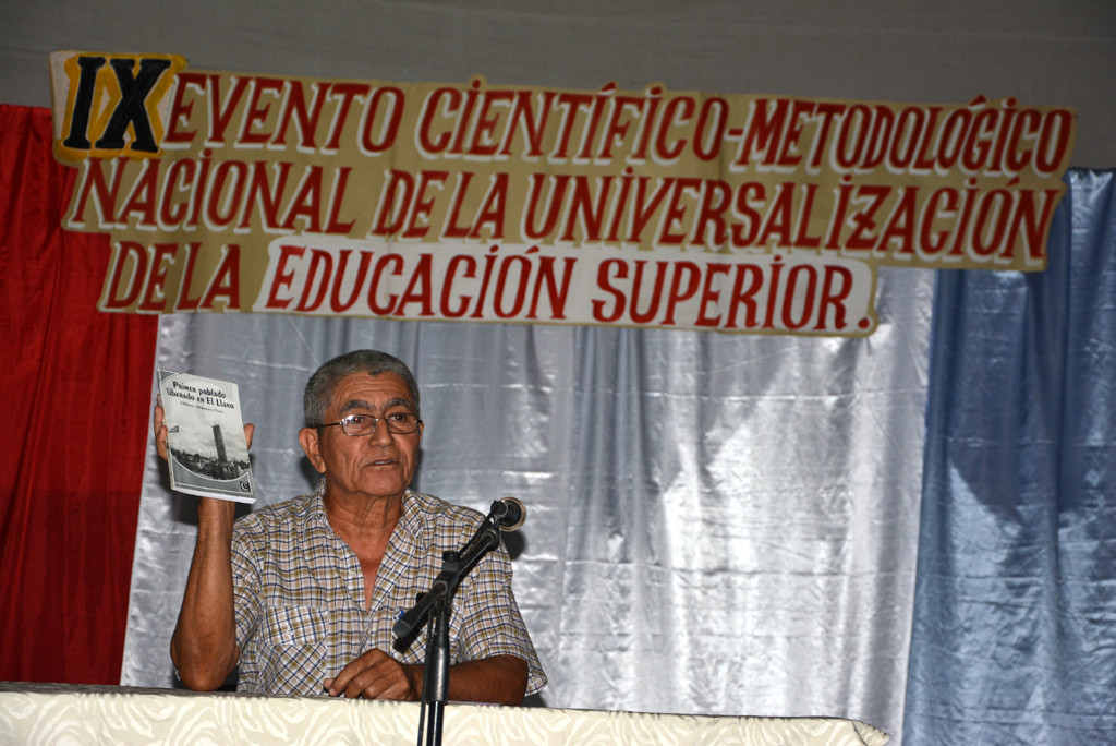 Un momento especial lo constituyó la presentación del libro Primer poblado liberado en el llano. Desarrollado en el CUM Calixto García, el 19 de noviembre de 2016-UHO/Foto: Yudith Rojas Tamayo