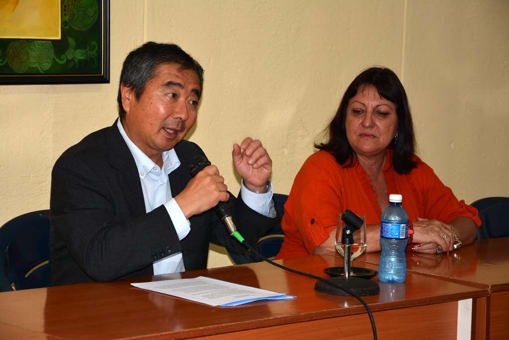 El Excmo Sr. Masaru Watanabe, Embajador de Japón en Cuba, ofrece conferencia sobre cultura y mentalidad de su país, en la Sede Celia Sánchez de la Universidad de Holguín.  UHO FOTO/Luis Ernesto Ruiz Martínez-Dircom
