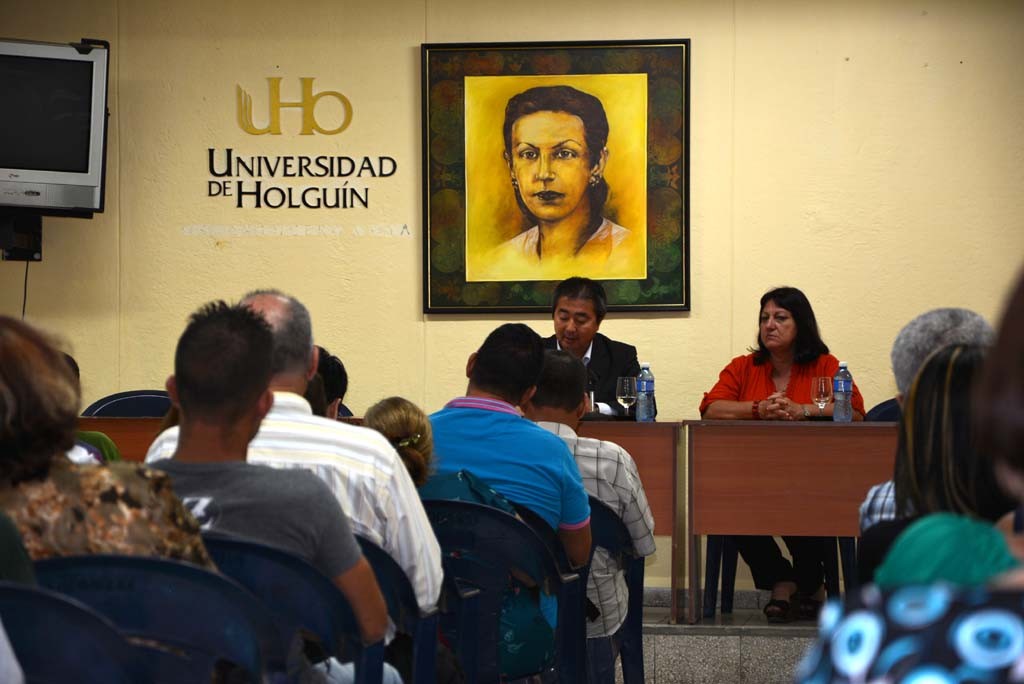 El Excmo Sr. Masaru Watanabe, Embajador de Japón en Cuba, ofrece conferencia sobre cultura y mentalidad de su país, en la Sede Celia Sánchez de la Universidad de Holguín.  UHO FOTO/Luis Ernesto Ruiz Martínez-Dircom