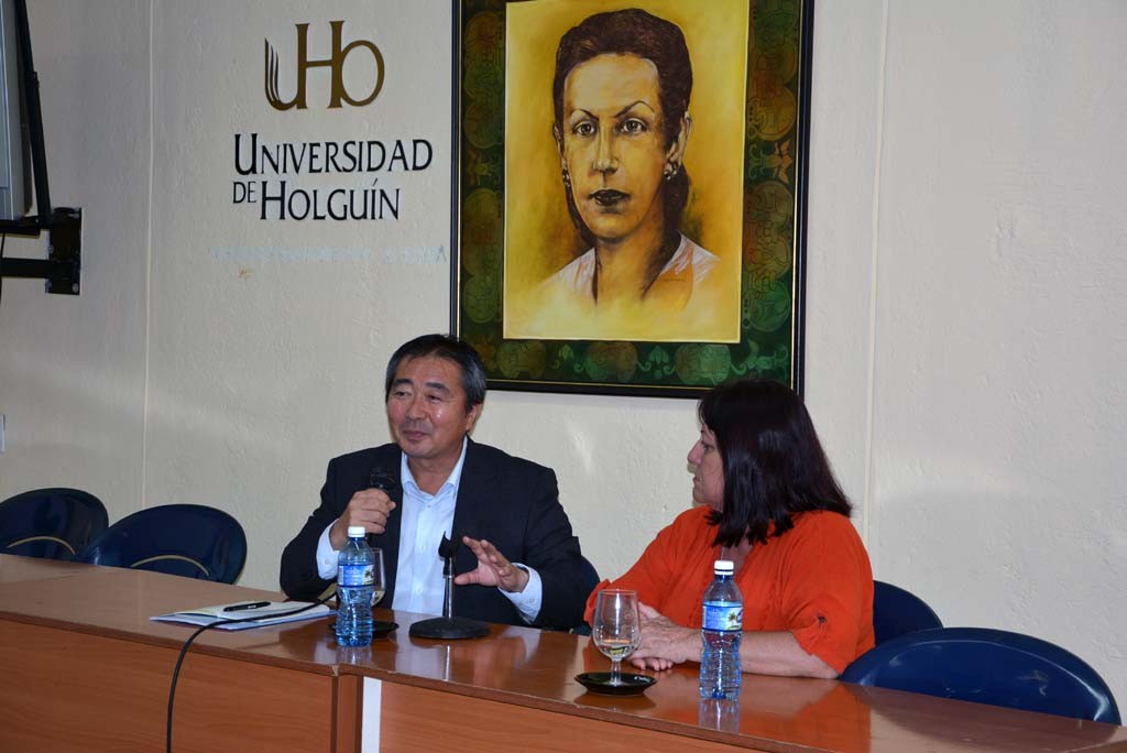 El Excmo Sr. Masaru Watanabe, Embajador de Japón en Cuba, durante la conferencia ofrecida en la Sede Celia Sánchez de la Universidad de Holguín.  UHO FOTO/Luis Ernesto Ruiz Martínez-Dircom