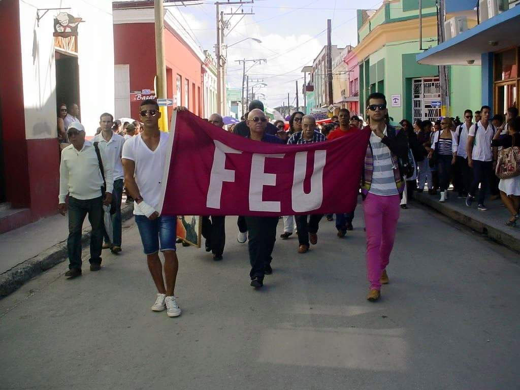 Junto a la FEU recorriendo las calles holguineras como digno tributo al Comandante en Jefe Fidel Castro. UHO Foto/Francisco Rojas González.