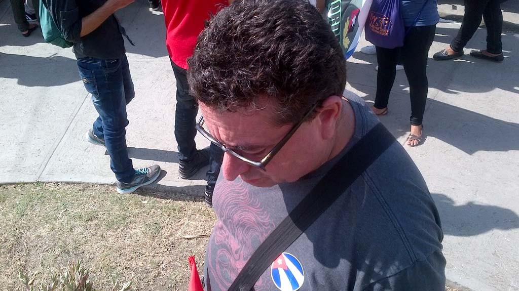 Troy Chaifoux, abogado e investigador canadiense, espera junto al pueblo santiaguero, la llegada del cortejo fúnebre de Fidel. Desarrollado en la Universidad de Oriente, el 03 de diciembre de 2016. UHO FOTO/Yudith Rojas Tamayo