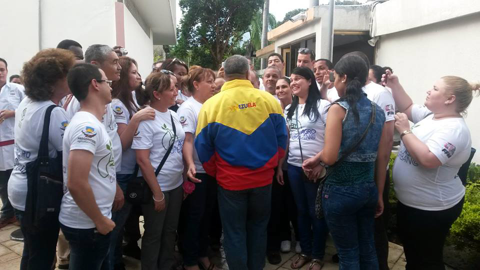 Los colaboradores cubanos en Venezuela rindieron merecido tributo al Comandante en Jefe junto al compañero Diosdado Cabello. Desarrollado en la Embajada de Cuba en Venezuela, el 01 de diciembre de 2016.