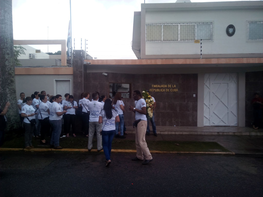 Los colaboradores cubanos en Venezuela rindieron merecido tributo al Comandante en Jefe junto al compañero Diosdado Cabello. Desarrollado en la Embajada de Cuba en Venezuela, el 01 de diciembre de 2016.