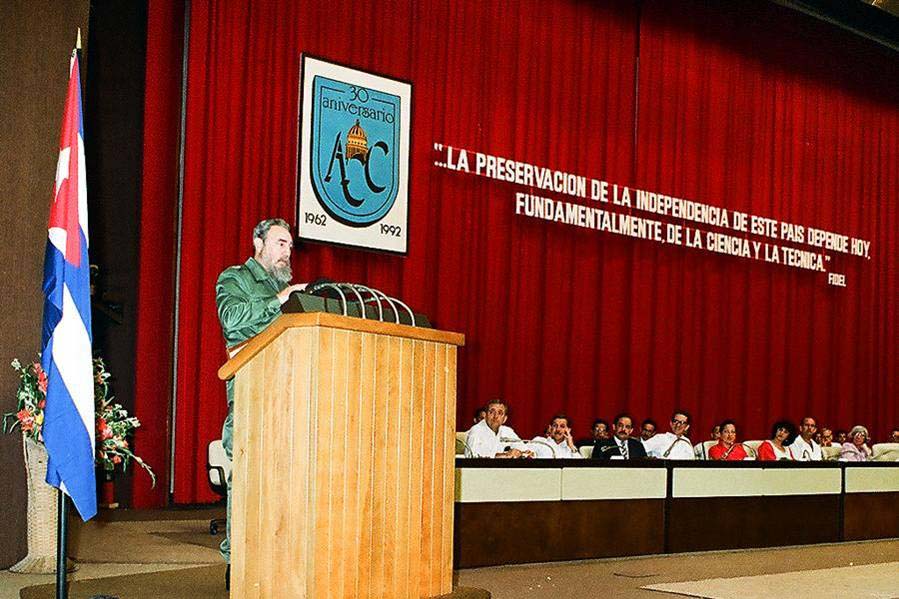 El Presidente de los Consejos de Estado y de Ministros, Comandante en Jefe Fidel Castro Ruz preside el acto central por el XXX Aniversario de la Academia de Ciencias de Cuba. Palacio de las Convenciones, Ciudad de La Habana, 20 de febrero de 1992.