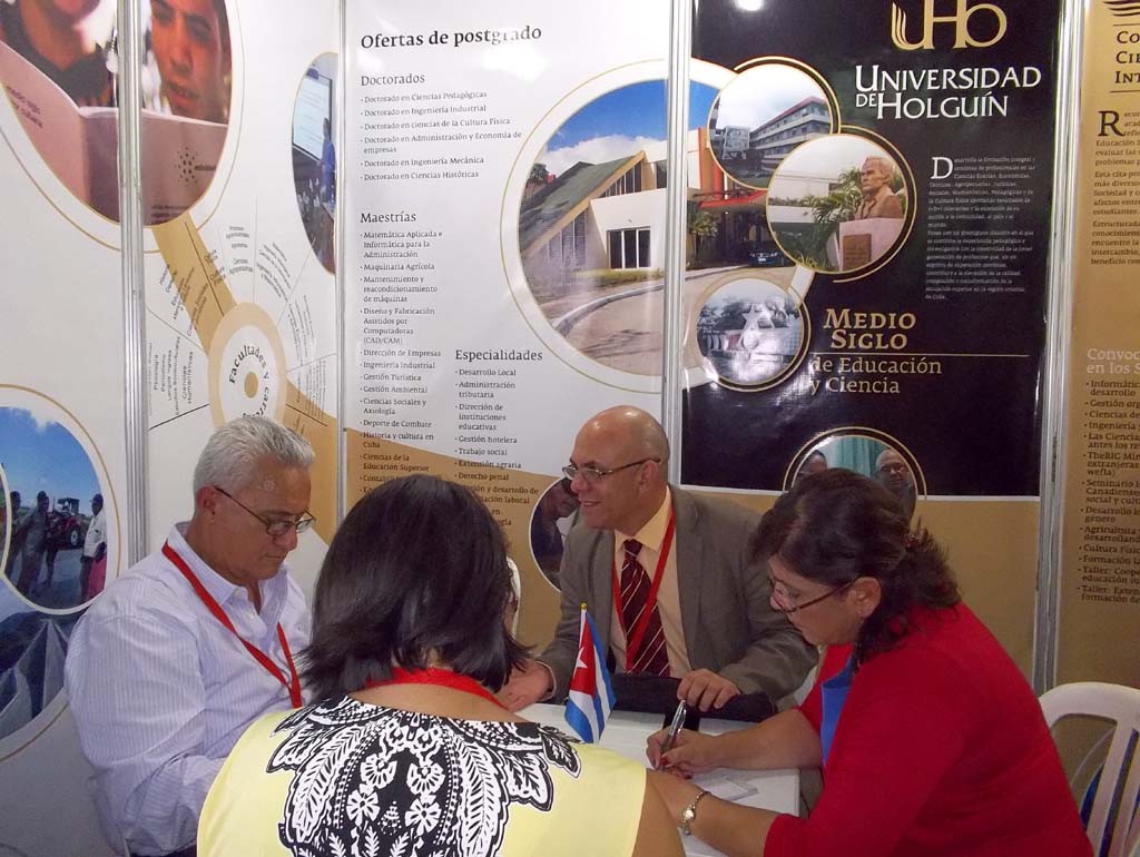 La Universidad de Holguín protagonizó momentos esenciales durante las sesiones del Congreso Universidad 2016, una oportunidad de acceder al desarrollo científico y la innovación tecnológica de las universidades cubanas. Desarrollado en el Palacio de Convenciones de La Habana, en febrero de 2016. UHO FOTO/Yudith Rojas Tamayo