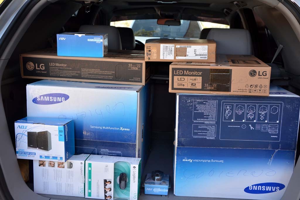 Donación de equipamiento informático que contribuirá al trabajo de los profesores y estudiantes de la Universidad de Holguín, de conjunto con los gobiernos municipales, para el desarrollo local y territorial. UHO FOTO/Luis Ernesto Ruiz Martínez.