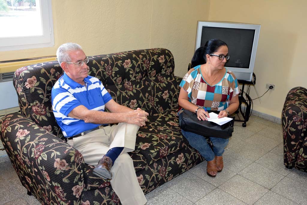 Donación de equipamiento informático que contribuirá al trabajo de los profesores y estudiantes de la Universidad de Holguín, de conjunto con los gobiernos municipales, para el desarrollo local y territorial. UHO FOTO/Luis Ernesto Ruiz Martínez.