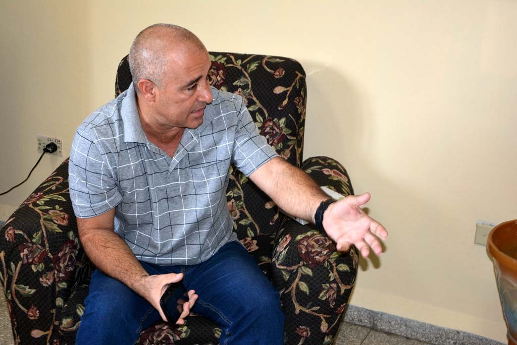 El Dr.C. Eduardo Ávila Rumayor explica los detalles de la donación de equipamiento informático que contribuirá al trabajo de los profesores y estudiantes de la Universidad de Holguín, de conjunto con los gobiernos municipales, para el desarrollo local y territorial. UHO FOTO/Luis Ernesto Ruiz Martínez.