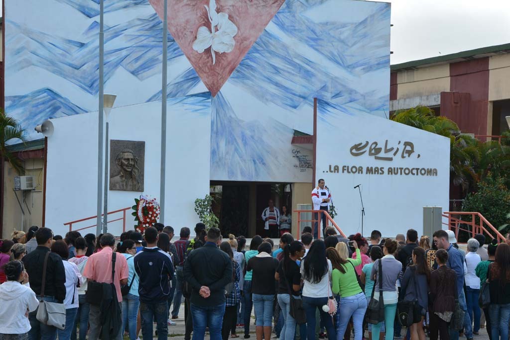 Homenaje de estudiantes y trabajadores de la Universidad de Holguín a Celia Sánchez Manduley en el aniversario 37 de su desaparición física. Efectuado el 11 de enero de 2017. UHO FOTO/Luis Ernesto Ruiz Martínez.
