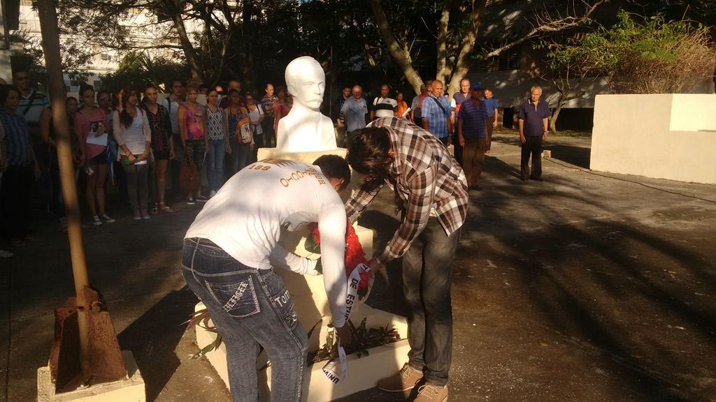 Estudiantes y trabajadores de la sede José de la Luz y Caballero de la Universidad de Holguín, rinden homenaje a José Martí en el aniversario 164 de su natalicio. UHO FOTO/Lianet Almaguer Domínguez.