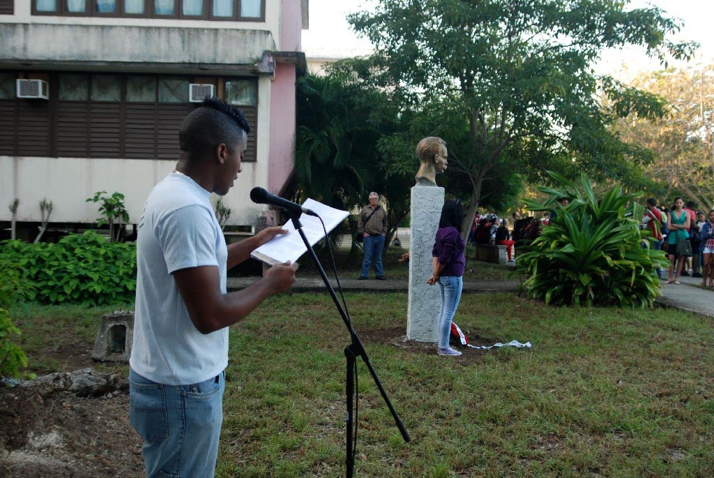 Estudiantes y trabajadores de la sede Oscar Lucero Moya de la Universidad de Holguín, rinden homenaje a José Martí en el aniversario 164 de su natalicio. UHO FOTO/Elizabeth Bello Expósito.