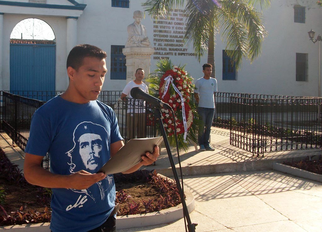 Eduardo Rodríguez Matos, miembro del Comité de la UJC de la Universidad de Holguín interviene en el homenaje a José Martí desarrollado en el parque que lleva su nombre, a propósito del aniversario 164 de su natalicio. UHO FOTO/Luis Ernesto Ruiz Martínez