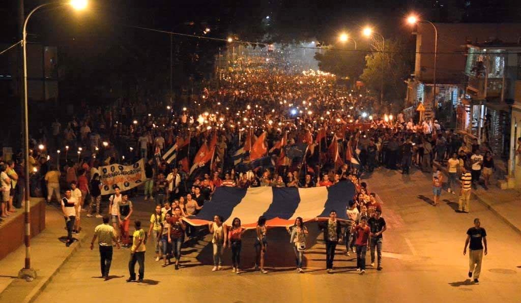 Desfile de las antorchas en Holguín como homenaje al 164 aniversario del natalicio de José Martí. Efectuada el 27 de enero 2017. UHO FOTO/Yudith Rojas Tamayo.