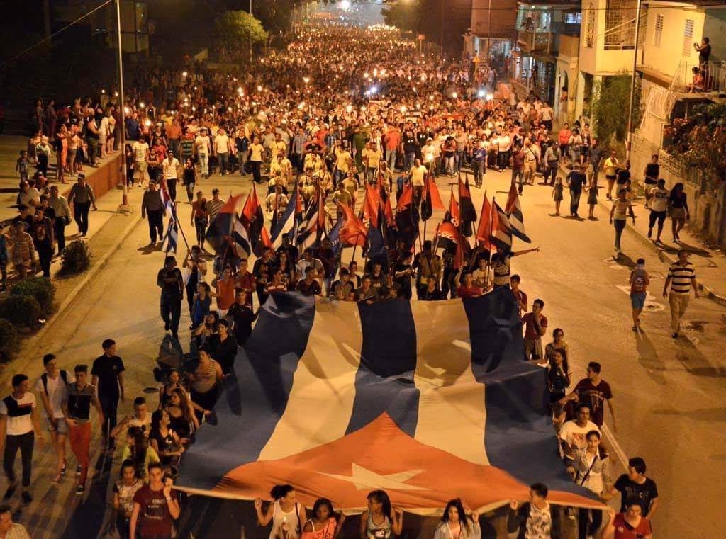 Desfile de las antorchas en Holguín como homenaje al 164 aniversario del natalicio de José Martí. Efectuada el 27 de enero 2017. UHO FOTO/Yudith Rojas Tamayo.