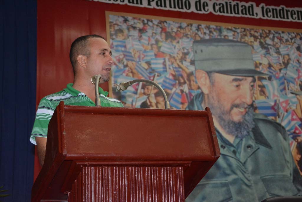 Primer Secretario de la UJC en Holguín presenta las principales actividades realizadas por la organización durante el 2016.