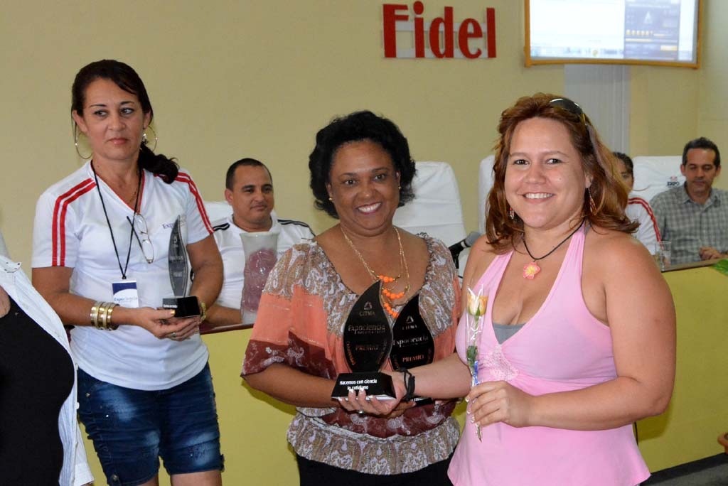Neysi Ileana León Pupo, Directora de Ciencia y Técnica de la Universidad de Holguín, recibe el Premio a la Creatividad y la Innovación obtenido por la Familia de productos del Centro de Estudios CAD/CAM.. UHO FOTO/Luis Ernesto Ruiz Martínez.