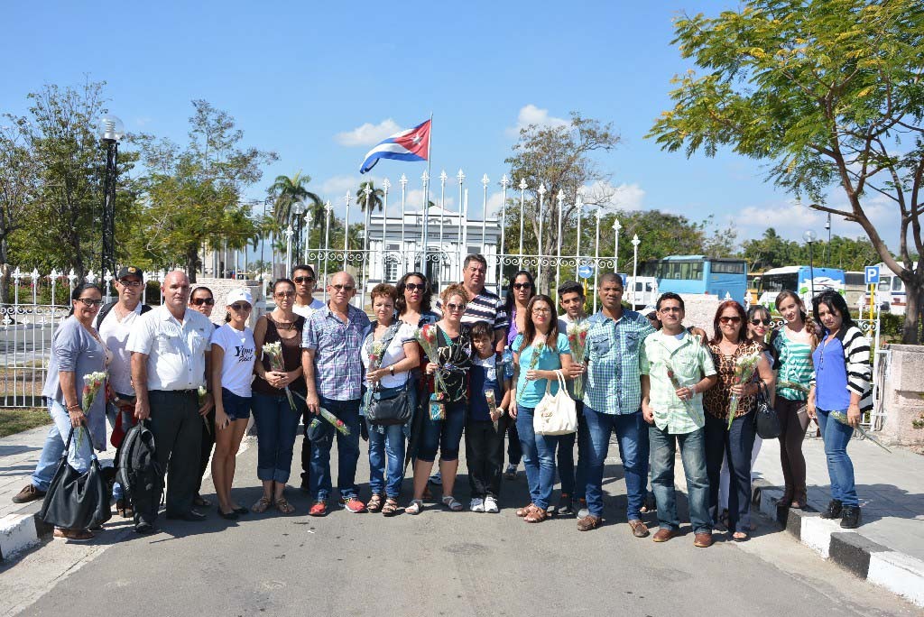 Una representación de estudiantes y profesores de la Universidad de Holguín visitó Santiago de Cuba para rendir tributo a Fidel Castro y José Martí en el Cementerio Santa Ifigenia. Sábado 4 de febrero de 2017. UHO FOTO/Luis Ernesto Ruiz Martínez.