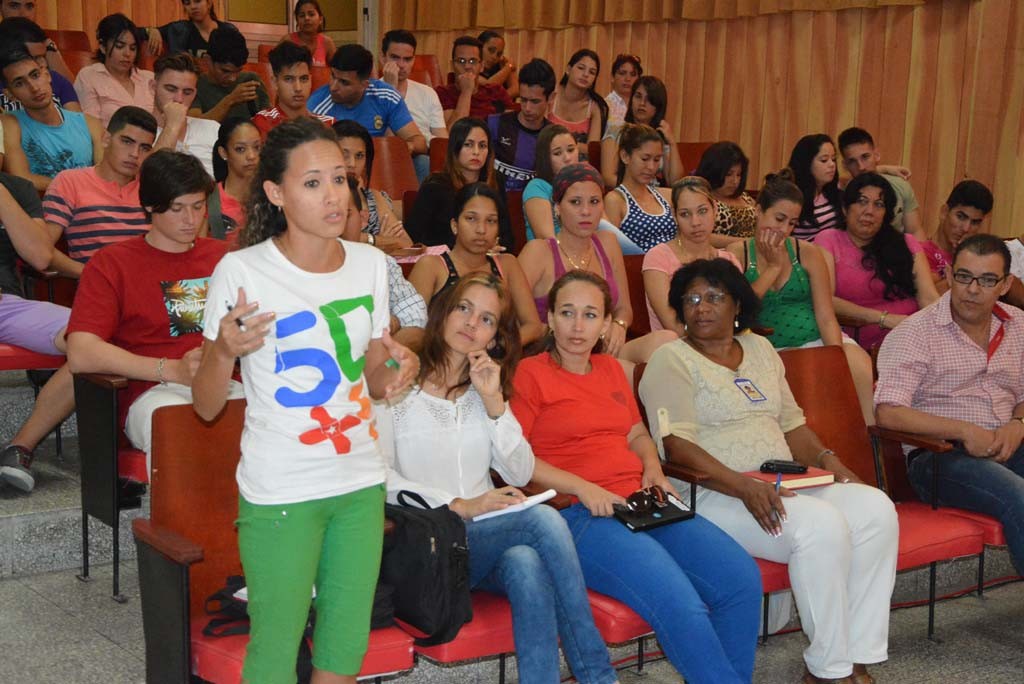 Gretel Ramírez, Presidenta de la FEU, interviene en el intercambio de estudiantes y trabajadores de la Universidad de Holguín con Galina Galcerán Chacón, Diputada a la Asamblea Nacional del Poder Popular y Directora del Hospital Pediátrico de Holguín, y con Yudith Laura Ferreiro Fuentes, Delegada a la Asamblea Provincial y Decana de la Facultad de Educación Infantil, Psicopedagogía y Arte de la Universidad de Holguín, el 14 de febrero de 2017. UHO FOTO/Luis Ernesto Ruiz Martínez