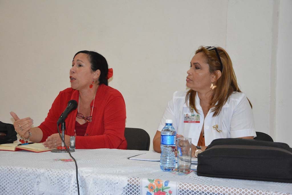 Galina Galcerán Chacón (der), Diputada a la Asamblea Nacional del Poder Popular y Directora del Hospital Pediátrico de Holguín, y con Yudith Laura Ferreiro Fuentes, Delegada a la Asamblea Provincial y Decana de la Facultad de Educación Infantil, Psicopedagogía y Arte de la Universidad de Holguín. 14 de febrero de 2017. UHO FOTO/Luis Ernesto Ruiz Martínez