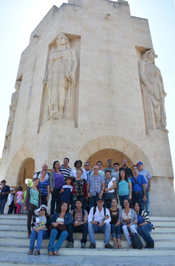 Una representación de estudiantes y profesores de la Universidad de Holguín visitó Santiago de Cuba para rendir tributo a Fidel Castro y José Martí en el Cementerio Santa Ifigenia. Sábado 4 de febrero de 2017. UHO FOTO/Luis Ernesto Ruiz Martínez.