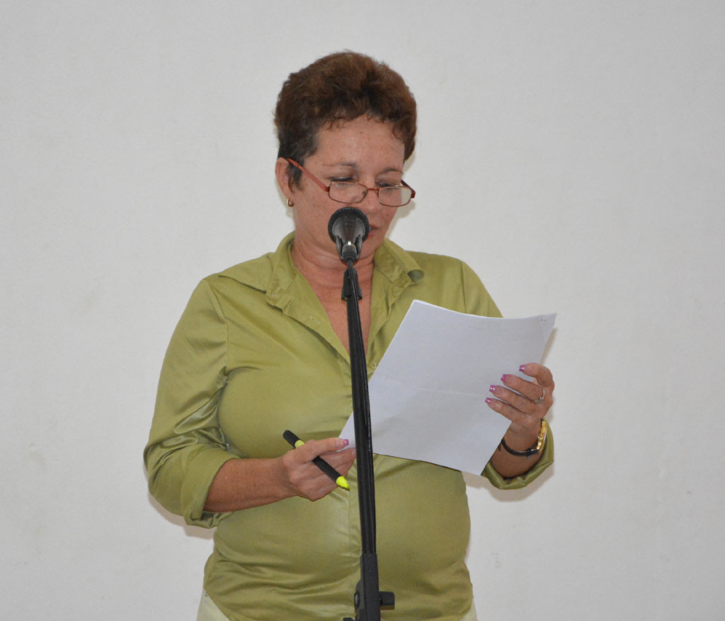 Lectura del documento que oficializa el cambio de mando de la Vicerrectoría de Extensión Universitaria por Clara Elena Marrero Fornaris, Directora de Cuadro . Desarrollado en la Sede "Oscar Lucero Moya" el 31 de enero de 2017. UHO FOTO/Yudith Rojas Tamayo