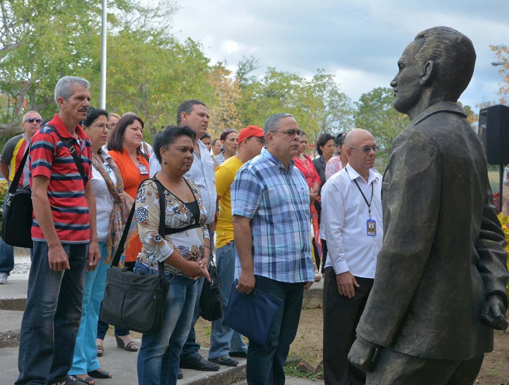 Frente a la estatua del Mártir del Silencio, Oscar Lucero Moya, la Universidad de Holguín le dio la bienvenida al Primer Secretario de la provincia. Desarrollado en la Sede "Oscar Lucero Moya" el 31 de enero de 2017. UHO FOTO/Yudith Rojas Tamayo