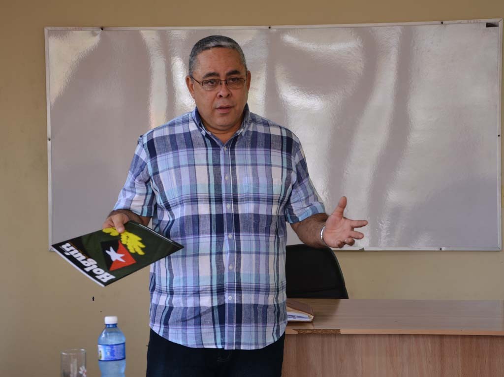 Torres Iríbar presenta la revista Holguín, que contiene una serie de trabajos relacionados con la vida y el pensamiento de Fidel Castro en sus 90 años y en homenaje a su obra. Desarrollado en la Sede "Oscar Lucero Moya" el 31 de enero de 2017. UHO FOTO/Yudith Rojas Tamayo