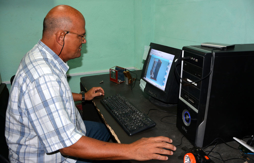 La creación de este dispositivo surgió a partir de favorecer el entrenamiento de lanzadores deportivos. En la imagen, Arnoldo Martínez Acosta, profesor que ideó el equipo . UHO/Foto: Yudith Rojas Tamayo