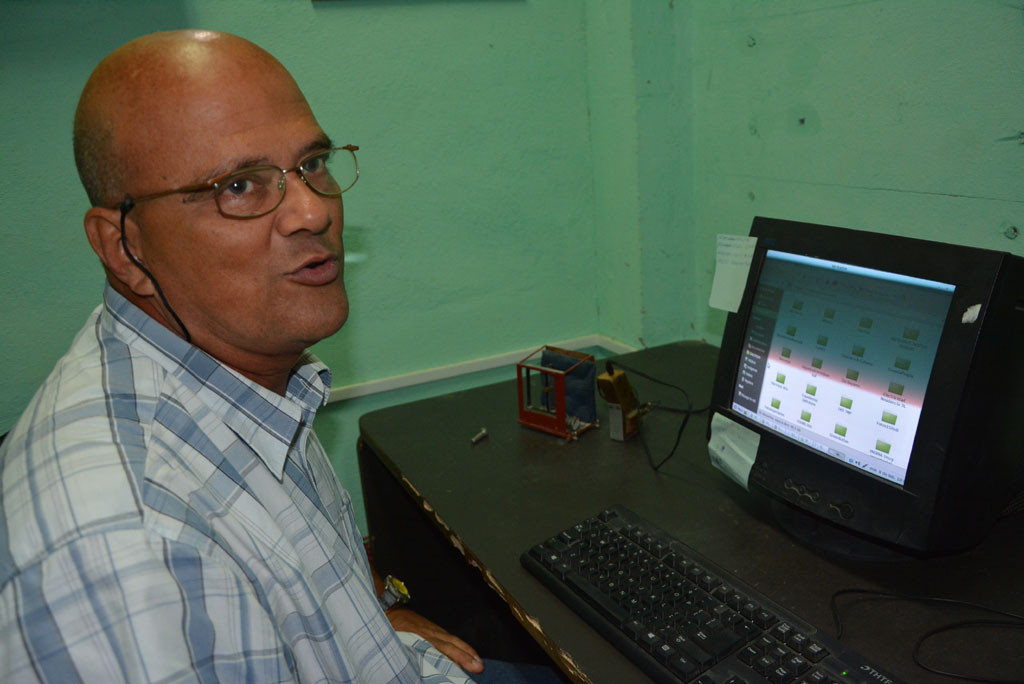 La creación de este dispositivo surgió a partir de favorecer el entrenamiento de lanzadores deportivos. En la imagen, Arnoldo Martínez Acosta, profesor que ideó el equipo . UHO/Foto: Yudith Rojas Tamayo