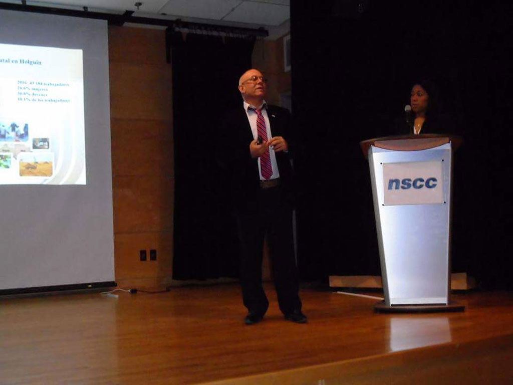 Dr. C. Reynaldo Velázquez Zaldívar, Rector de la Universidad de Holguín durante su presentación en Canadá.