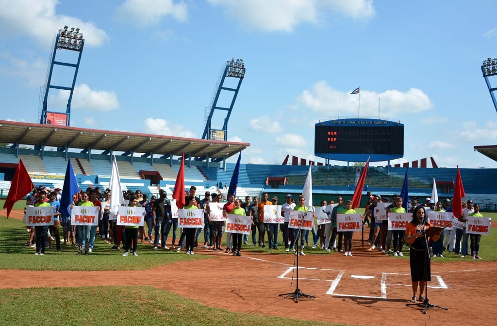 Acto por el aniversario 55 de la UJC y apertura de los Juegos Deportivos Universitarios Maniabón 2017, efectuado en el Estadio Calixto García, de Holguín. 4 de abril de 2017. UHO FOTO/Luis Ernesto Ruiz Martínez