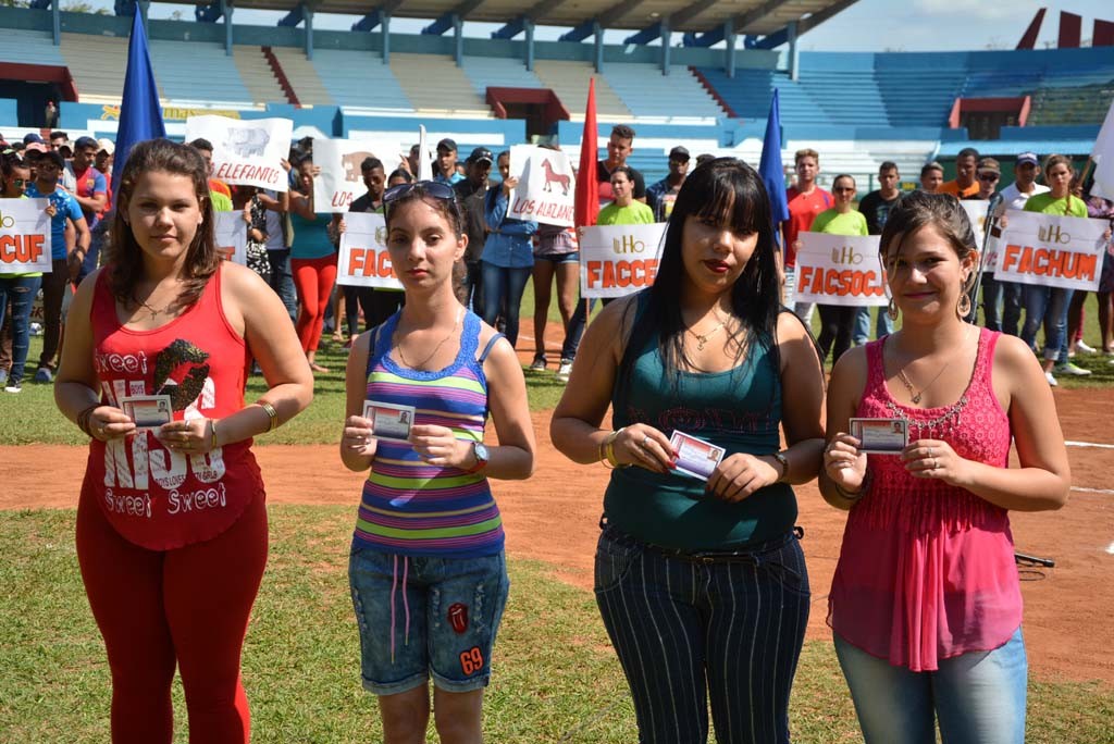 Estudiantes que recibieron el carné de la Juventud durante el acto por el aniversario 55 de la UJC y apertura de los Juegos Deportivos Universitarios Maniabón 2017, efectuado en el Estadio Calixto García, de Holguín. 4 de abril de 2017. UHO FOTO/Luis Ernesto Ruiz Martínez