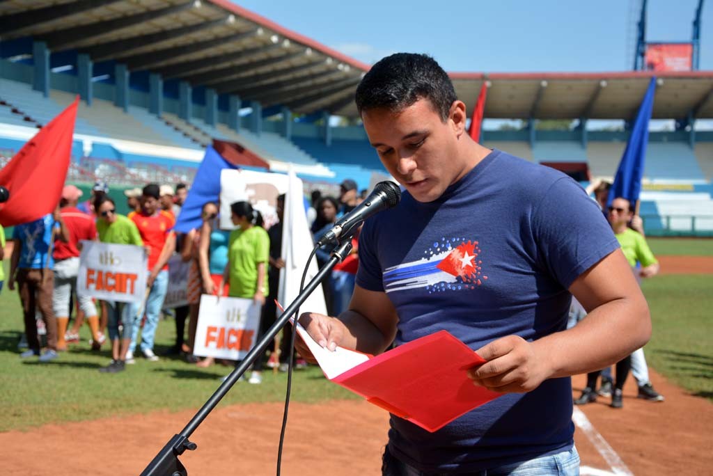 Luis Ángel Ávila Medina, miembro del Comité de la UJC, interviene en el acto por el aniversario 55 de la UJC y apertura de los Juegos Deportivos Universitarios Maniabón 2017, efectuado en el Estadio Calixto García, de Holguín. 4 de abril de 2017. UHO FOTO/Luis Ernesto Ruiz Martínez