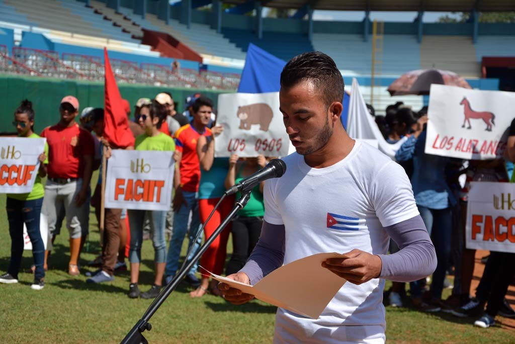 Manuel Pérez Almenares, Presidente de la FEU de la Facultad de Cultura Física, deja inaugurados los Juegos Deportivos Universitarios Maniabón 2017. Estadio Calixto García, de Holguín. 4 de abril de 2017. UHO FOTO/Luis Ernesto Ruiz Martínez